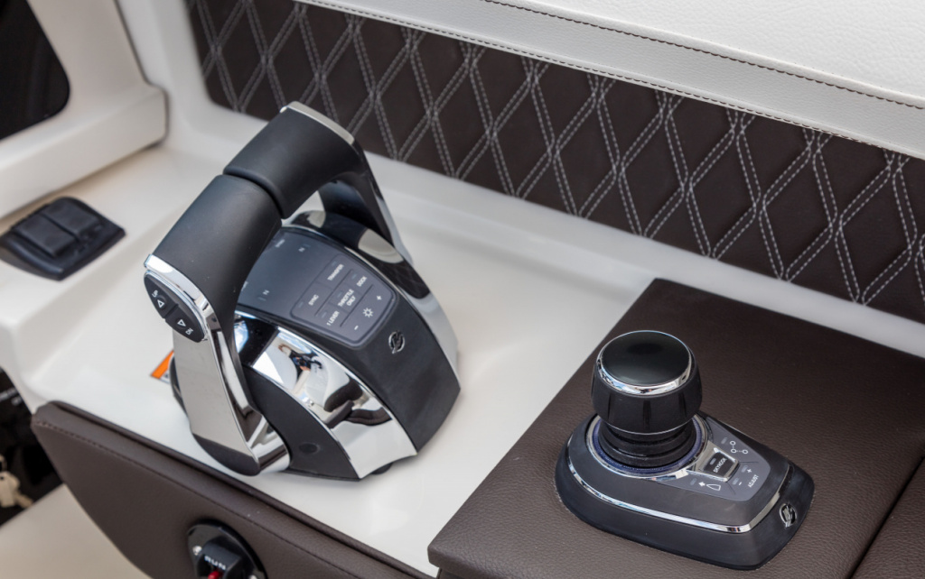 2024_slx_310_slx310_helm_dts_joystick_06617.jpg 2024_slx_310_slx310_helm_dts_joystick_06617.jpg