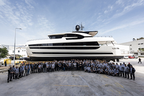 Первый корпус Lazzara UHV 100 сошел на воду